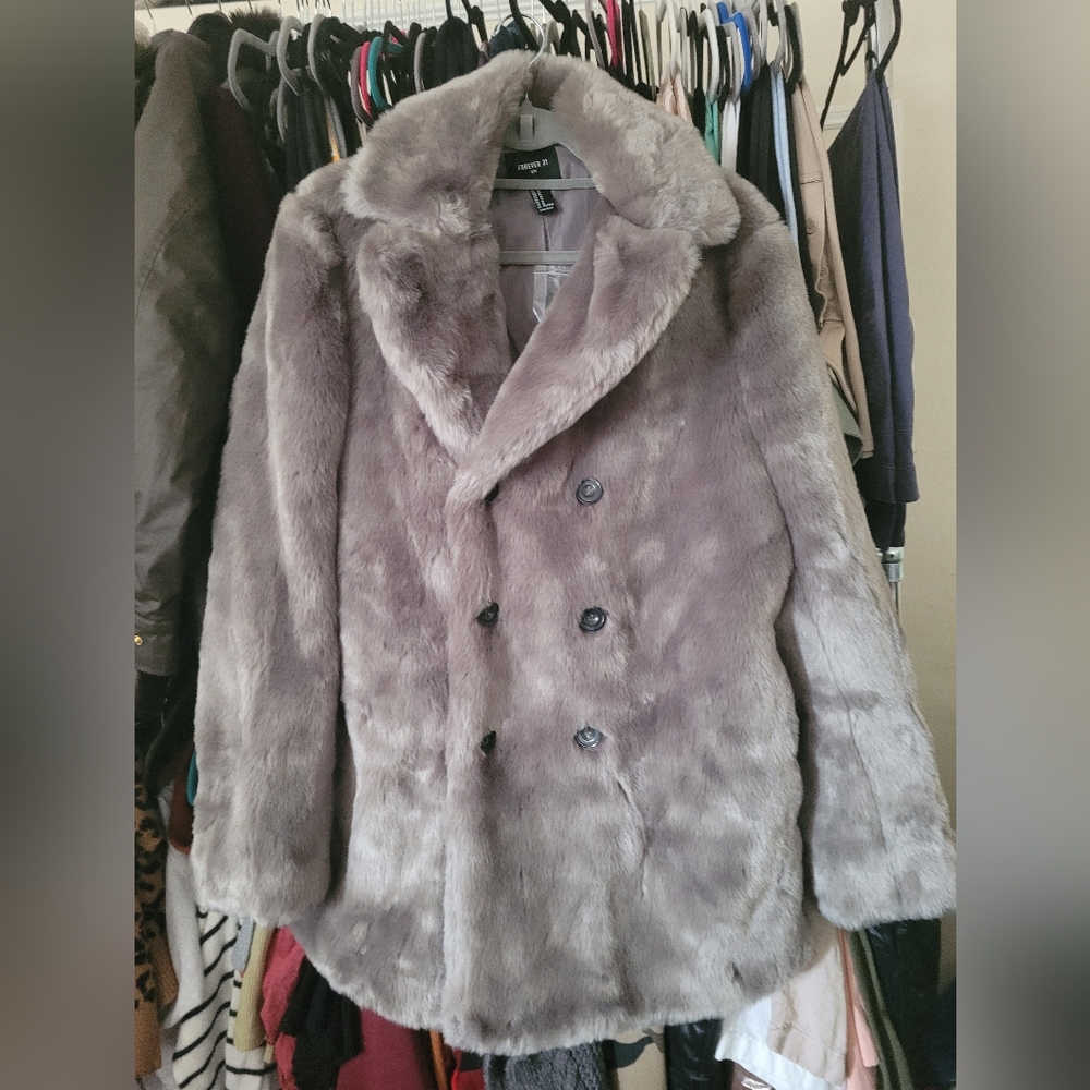 New Forever 21 Men gray faux fur coat with side pockets. Men size Medium.